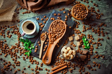 Siyah kahve sıcak bir içecek olduğunu