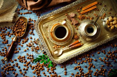 Siyah kahve sıcak bir içecek olduğunu