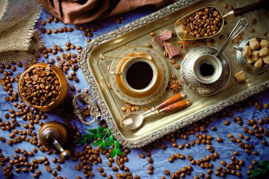 Siyah kahve sıcak bir içecek olduğunu