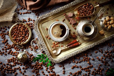 Siyah kahve sıcak bir içecek olduğunu