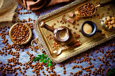 Siyah kahve sıcak bir içecek olduğunu