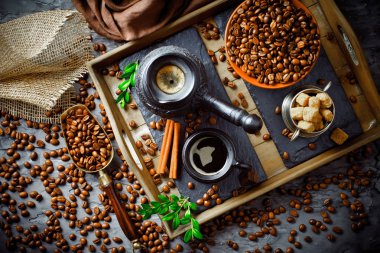 Siyah kahve sıcak bir içecek olduğunu