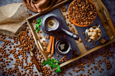 Siyah kahve sıcak bir içecek olduğunu