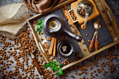 Siyah kahve sıcak bir içecek olduğunu