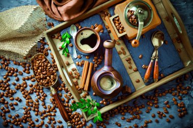 Siyah kahve sıcak bir içecek olduğunu