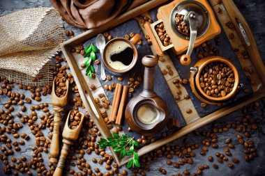 Siyah kahve sıcak bir içecek olduğunu