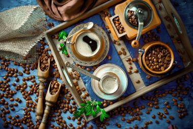 Siyah kahve sıcak bir içecek olduğunu