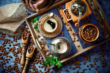 Siyah kahve sıcak bir içecek olduğunu