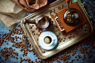 Siyah kahve sıcak bir içecek olduğunu