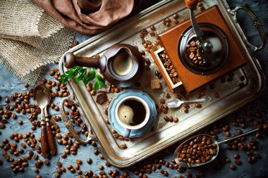 Siyah kahve sıcak bir içecek olduğunu