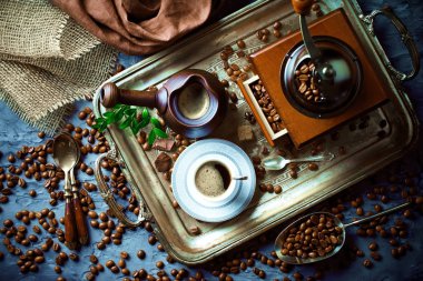 Siyah kahve sıcak bir içecek olduğunu