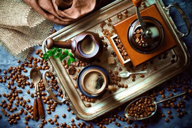 Siyah kahve sıcak bir içecek olduğunu