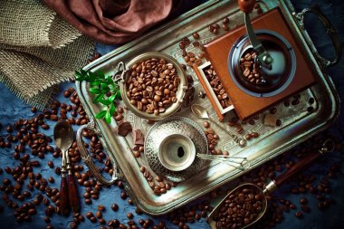 Siyah kahve sıcak bir içecek olduğunu