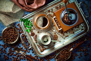 Siyah kahve sıcak bir içecek olduğunu