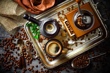 Siyah kahve sıcak bir içecek olduğunu