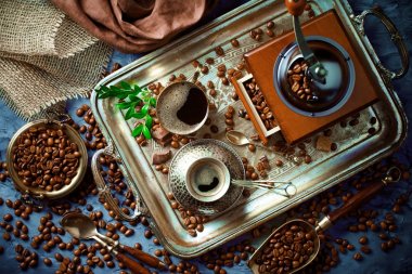 Siyah kahve sıcak bir içecek olduğunu