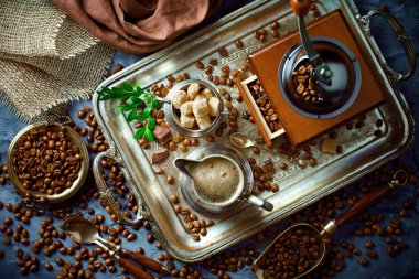 Siyah kahve sıcak bir içecek olduğunu