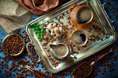 Siyah kahve sıcak bir içecek olduğunu