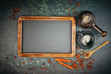 Siyah kahve sıcak bir içecek olduğunu