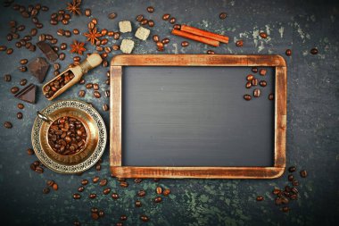 Siyah kahve sıcak bir içecek olduğunu