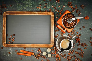 Siyah kahve sıcak bir içecek olduğunu