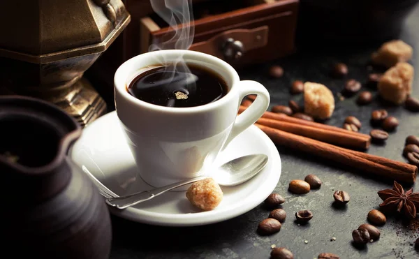 Μαύρο καφέ είναι ένα ζεστό ρόφημα — Φωτογραφία Αρχείου