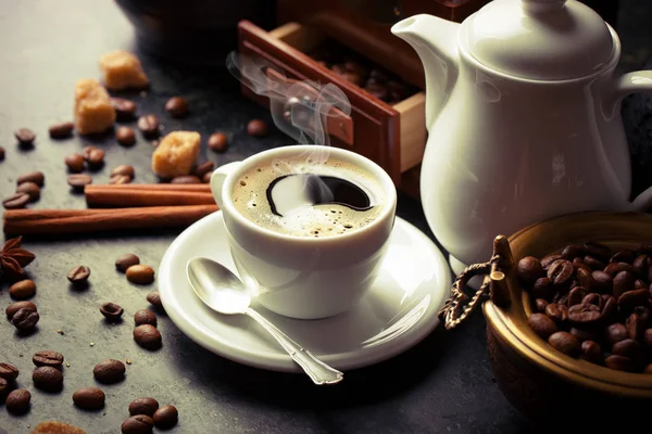 Czarna kawa jest gorący napój — Zdjęcie stockowe