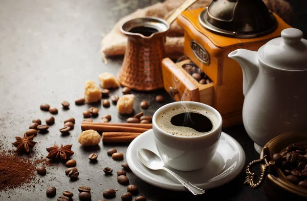 Svart kaffe är en varm dryck — Stockfoto