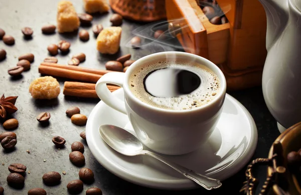 El café negro es una bebida caliente —  Fotos de Stock