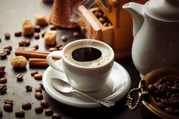 El café negro es una bebida caliente —  Fotos de Stock