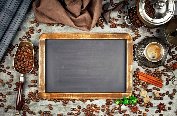 Siyah kahve sıcak bir içecek olduğunu