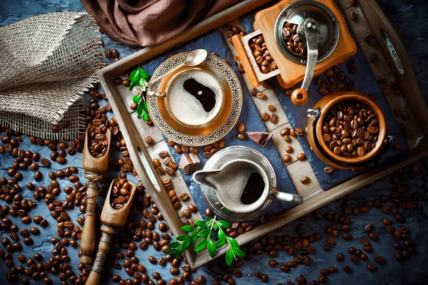 Siyah kahve sıcak bir içecek olduğunu