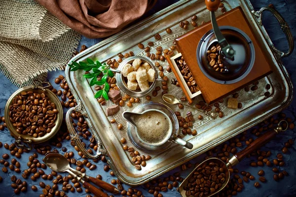 Siyah kahve sıcak bir içecek olduğunu