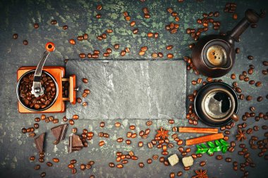 Siyah kahve sıcak bir içecek olduğunu