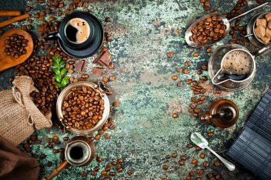 Siyah kahve sıcak bir içecek olduğunu