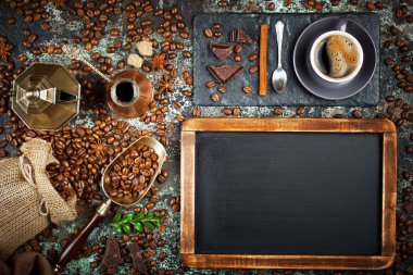 Siyah kahve sıcak bir içecek olduğunu