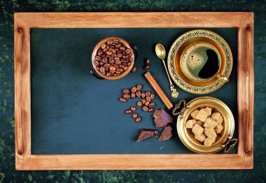 Siyah kahve sıcak bir içecek olduğunu