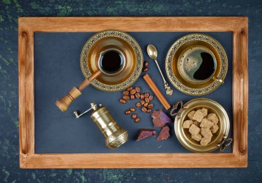 Siyah kahve sıcak bir içecek olduğunu