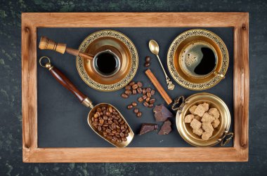 Siyah kahve sıcak bir içecek olduğunu