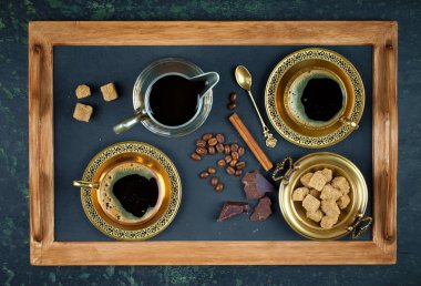 Siyah kahve sıcak bir içecek olduğunu