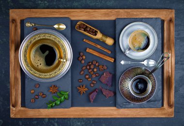 Siyah kahve sıcak bir içecek olduğunu