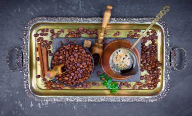 Siyah kahve sıcak bir içecek olduğunu