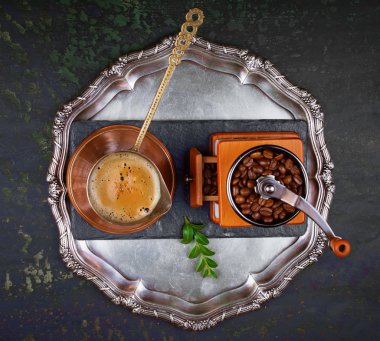 Siyah kahve sıcak bir içecek olduğunu