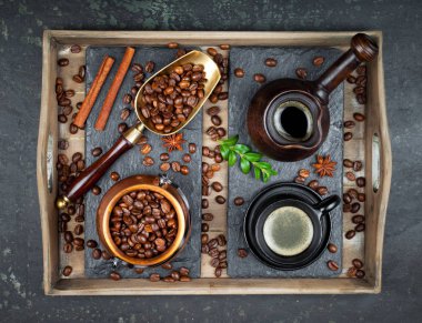 Siyah kahve sıcak bir içecek olduğunu