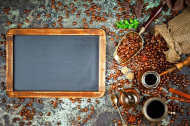 Siyah kahve sıcak bir içecek olduğunu