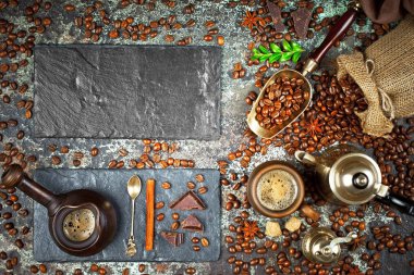 Siyah kahve sıcak bir içecek olduğunu