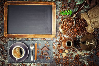 Siyah kahve sıcak bir içecek olduğunu