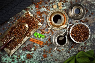 Siyah kahve sıcak bir içecek olduğunu