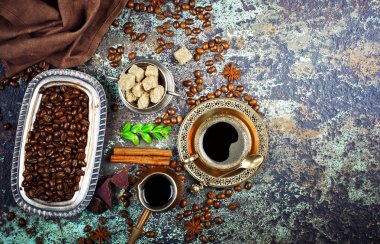 Siyah kahve sıcak bir içecek olduğunu