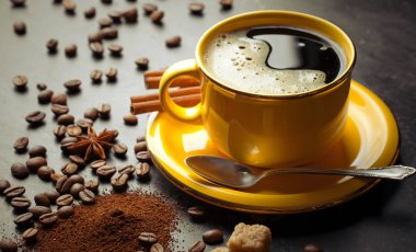 Siyah kahve sıcak bir içecek olduğunu